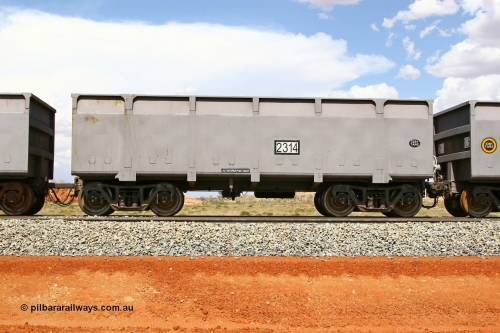 02314 080124 1631
Chapman Siding, side view of control waggon 2314, built by China Southern or CSR at their Zhuzhou Rolling Stock Works in China in 2007. 24th January 2008.
Keywords: 2314;CSR-Zhuzhou-Rolling-Stock-Works-China;FMG-ore-waggon;