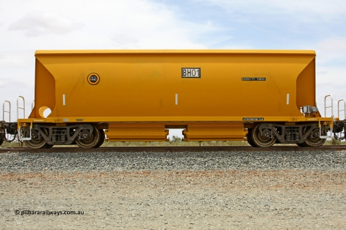 BH 01 081225 0560
Barker Siding, one of FMG's thirty five ballast waggons, BH 01, side profile view, 100 tonne capacity, built in China by CSR at the Yangtze Rolling Stock Company in 2008. December 25, 2008.
Keywords: BH01;CSR-Yangtze-Rolling-Stock-Co-China;FMG-ballast-waggon;