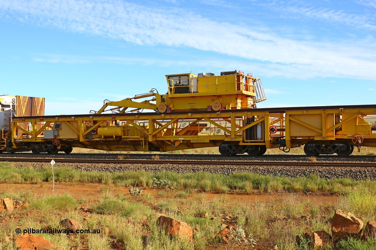 210510 1119
Near Gull on the Rio Tinto Dampier - Tom Price line at the 101.5 km, RTS type chute and straddle crane carrying rail waggon RTS 001 on Rio Tinto's Gemco Rail built rail train consist. 10th May 2021. [url=https://goo.gl/maps/9WbRn1E4vP6a1YbN8]Location[/url].
Keywords: RTS-type;RTS001;Gemco-Rail-WA;
