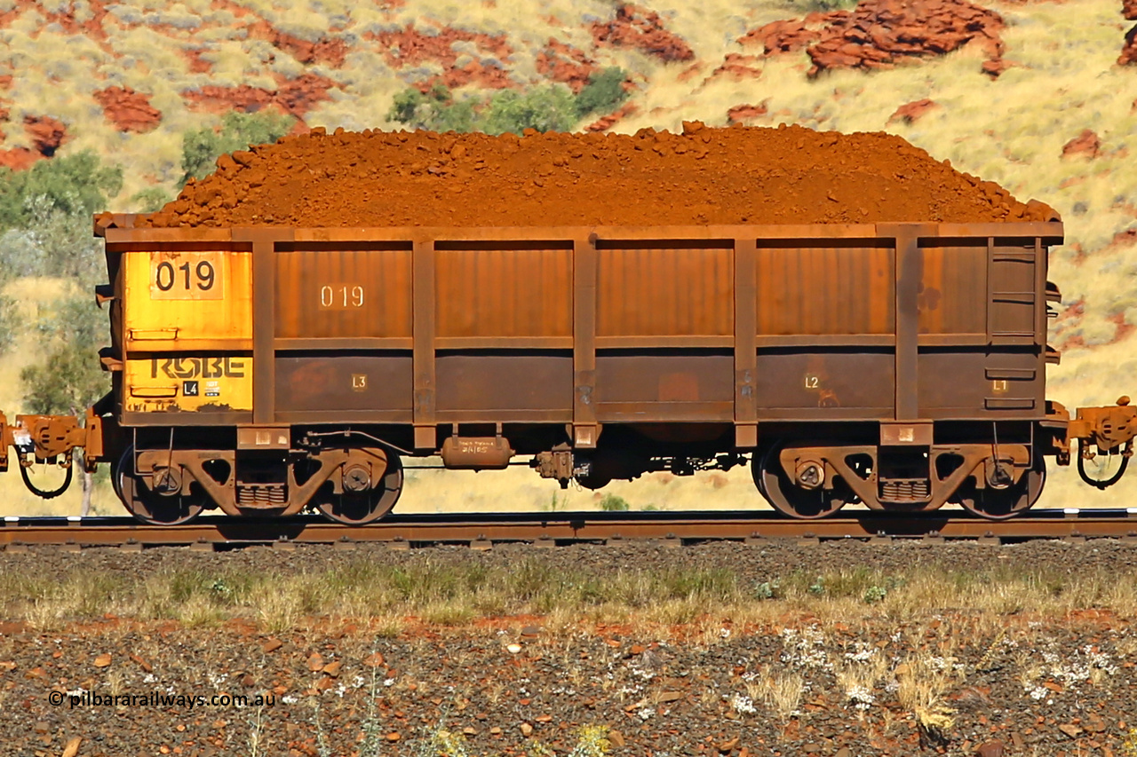 0019 170728 09912
Robe River ore waggon 019, built by Nippon Sharyo Nihon, non-handbrake side loaded view at the 72 km, Western Creek on the Deepdale line. July 28, 2017.
Keywords: 019;Nippon-Sharyo-Nihon;Robe-ore-waggon;