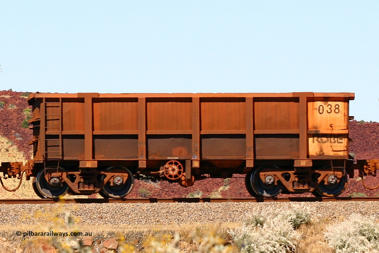 0038 060722 7444
Robe River ore waggon 038, built by Nippon Sharyo Nihon, handbrake side loaded view at the 78.8 km between Western Creek and Maitland on the Deepdale line. July 22, 2006.
Keywords: 038;Nippon-Sharyo-Nihon;Robe-ore-waggon;