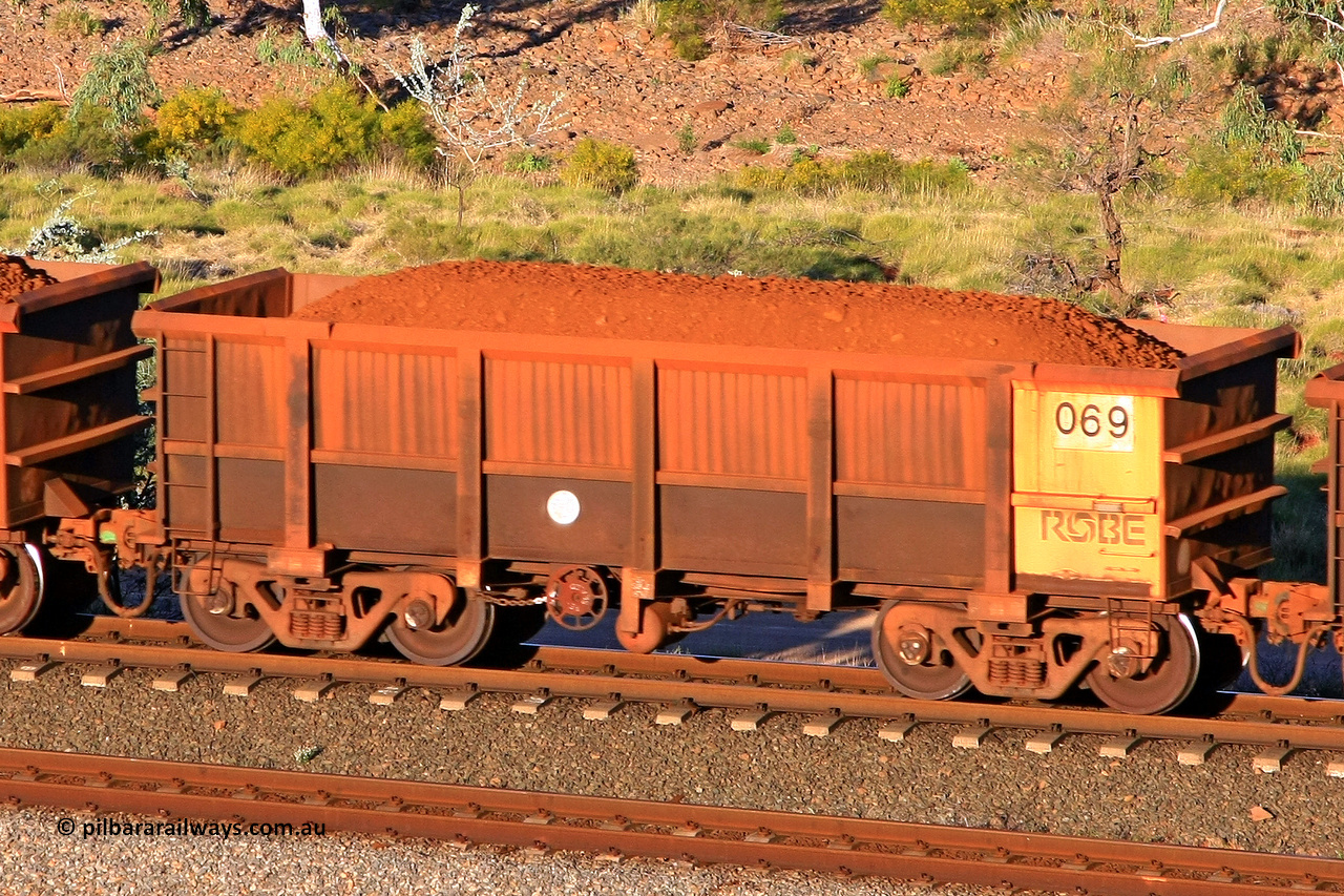 0069 110602 1727
Robe River ore waggon 069, built by Nippon Sharyo Nihon, rotary coupler end handbrake side loaded view at the 71 km, Western Creek on the Deepdale line. June 2, 2011.
Keywords: 069;Nippon-Sharyo-Nihon;Robe-ore-waggon;