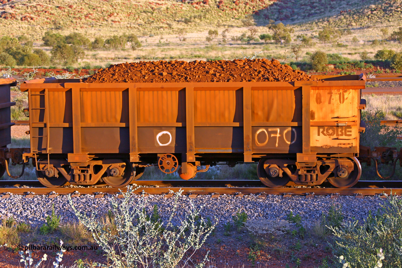 0070 170513 8759
Robe River ore waggon 070, built by Nippon Sharyo Nihon, handbrake side loaded view, Cape Lambert yard, May 13, 2017.
Keywords: 070;Nippon-Sharyo-Nihon;Robe-ore-waggon;