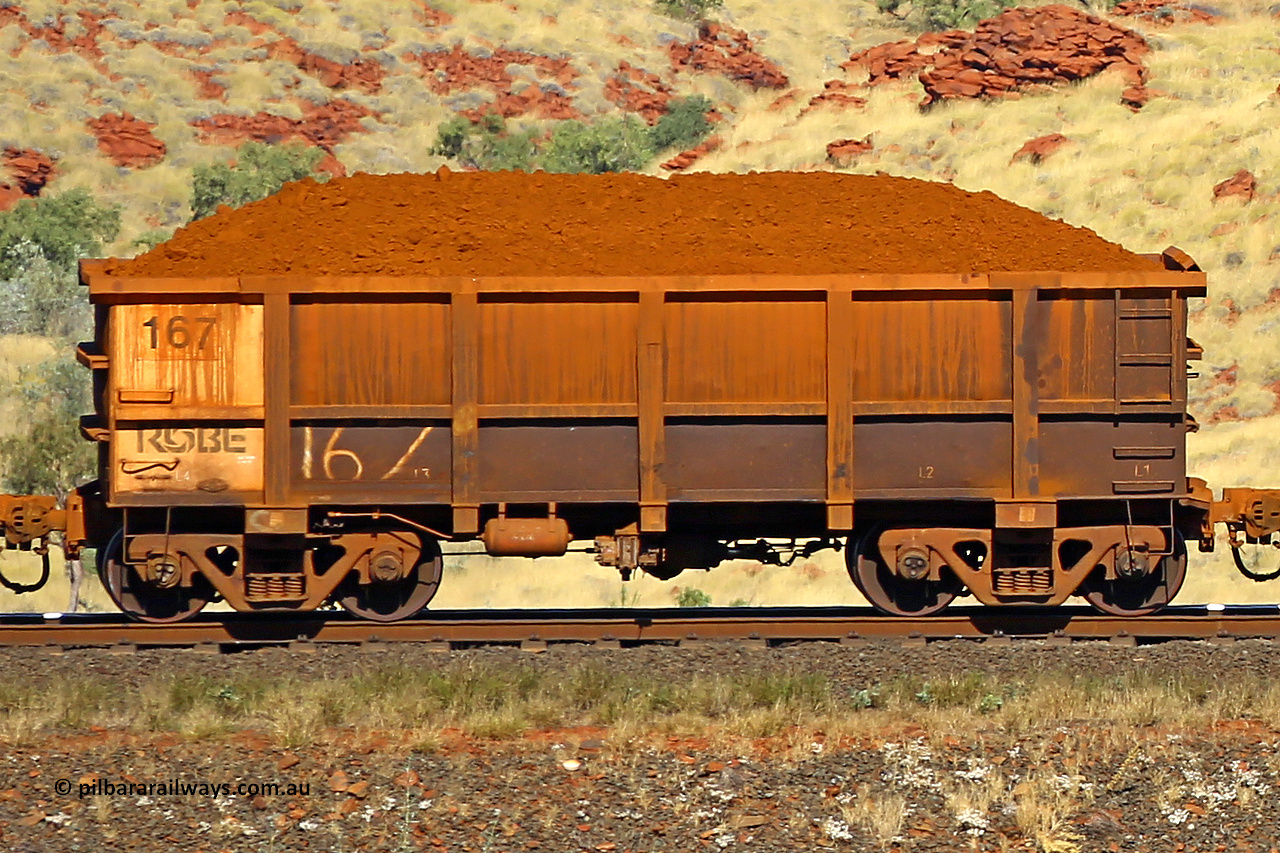 0167 170728 09939
Robe River ore waggon 167, built by Nippon Sharyo Nihon, non-handbrake side loaded view at the 72 km, Western Creek on the Deepdale line. July 28, 2017.
Keywords: 167;Nippon-Sharyo-Nihon;Robe-ore-waggon;