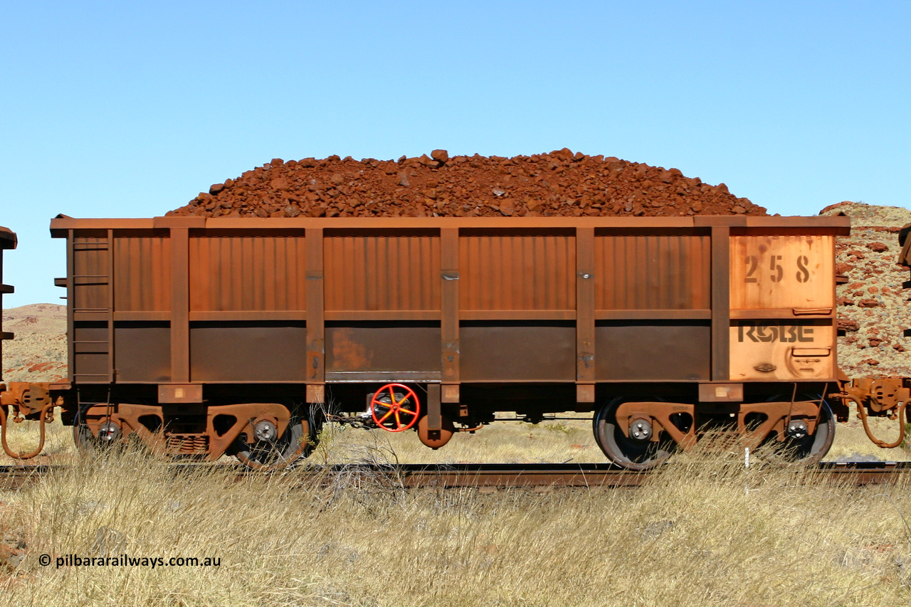 0258 060722 7520
Robe River ore waggon 258, built by Nippon Sharyo Nihon, handbrake side loaded view at the 78.8 km between Western Creek and Maitland on the Deepdale line. July 22, 2006.
Keywords: 258;Nippon-Sharyo-Nihon;Robe-ore-waggon;