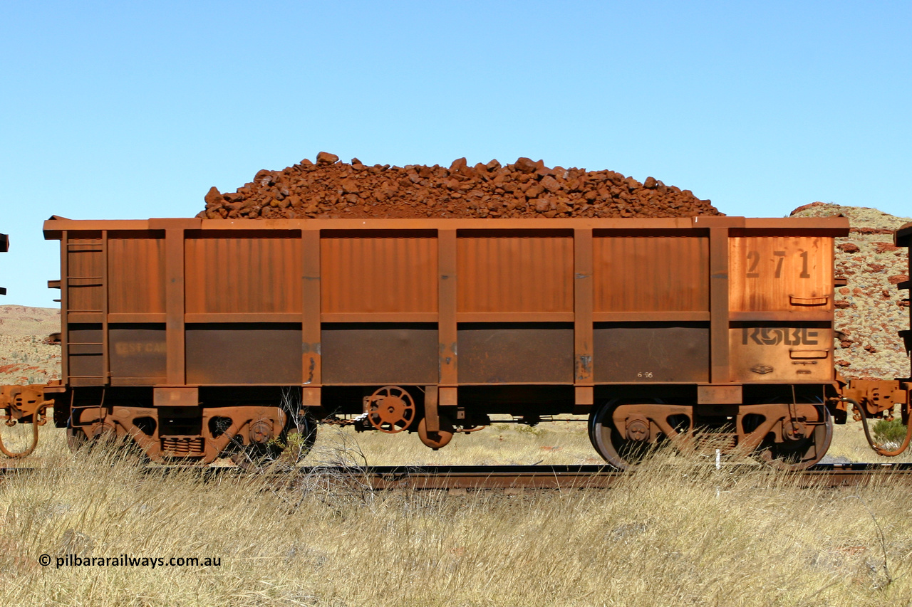 0271 060722 7515
Robe River ore waggon 271, built by Nippon Sharyo Nihon, handbrake side loaded view at the 78.8 km between Western Creek and Maitland on the Deepdale line. July 22, 2006.
Keywords: 271;Nippon-Sharyo-Nihon;Robe-ore-waggon;