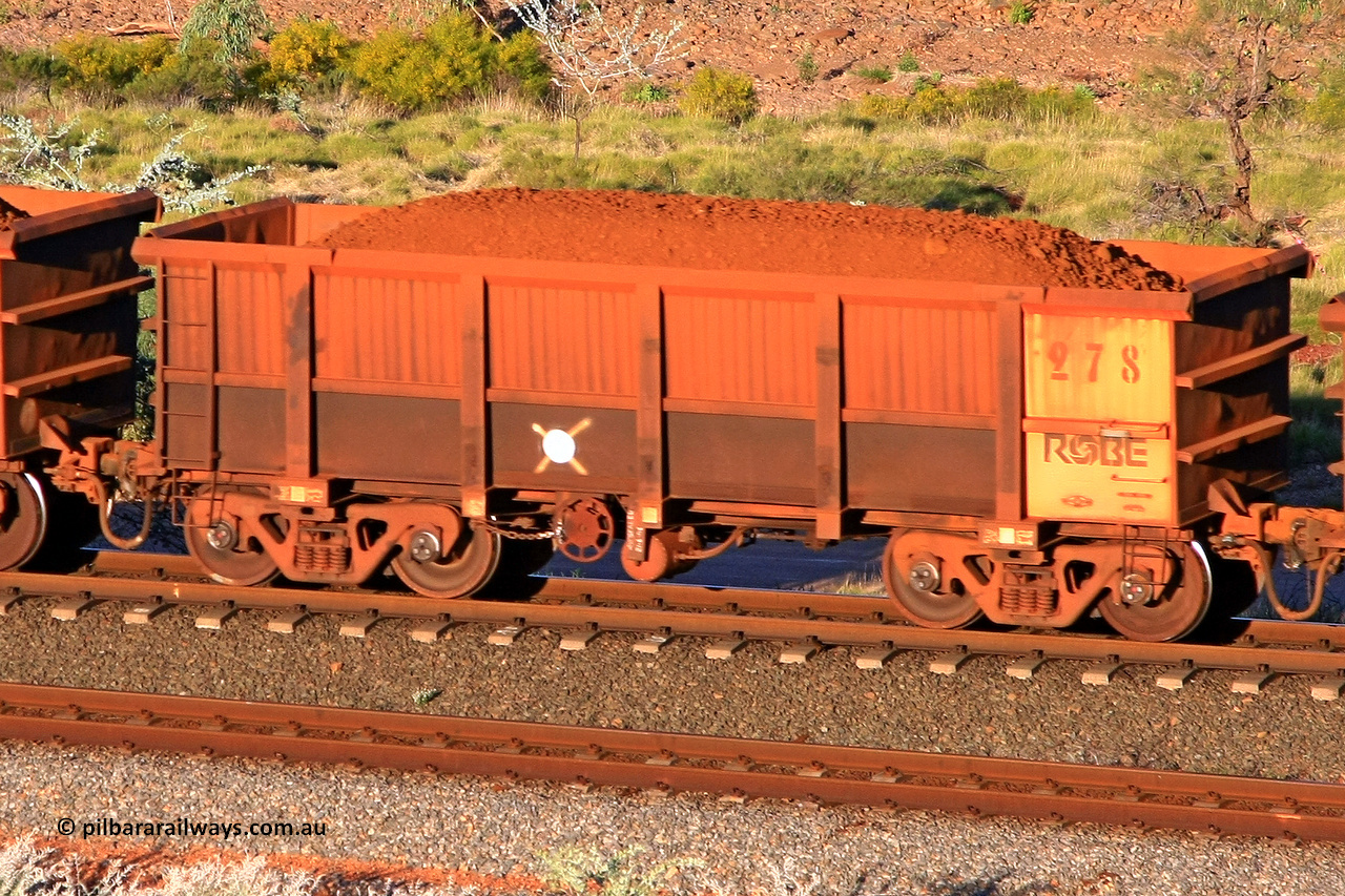 0278 110602 1741
Robe River ore waggon 278, built by Nippon Sharyo Nihon, rotary coupler end handbrake side loaded view at the 71 km, Western Creek on the Deepdale line. June 2, 2011.
Keywords: 278;Nippon-Sharyo-Nihon;Robe-ore-waggon;
