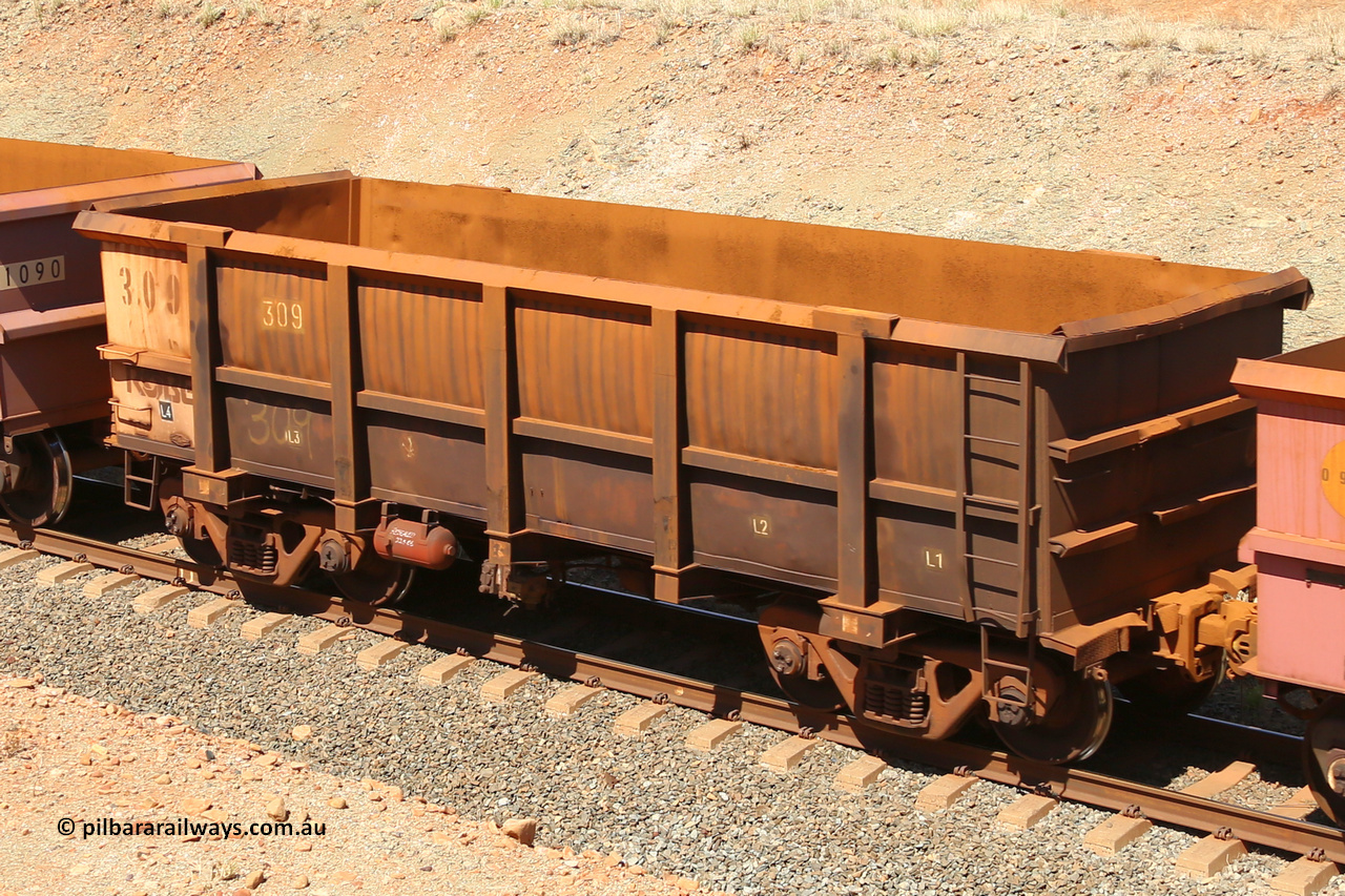 0309 160306 1293
Robe River ore waggon 309, built by Nippon Sharyo Nihon, fixed coupler non-handbrake side empty view at Greenpool on the Cape Lambert line. March 6, 2016.
Keywords: 309;Nippon-Sharyo-Nihon;Robe-ore-waggon;