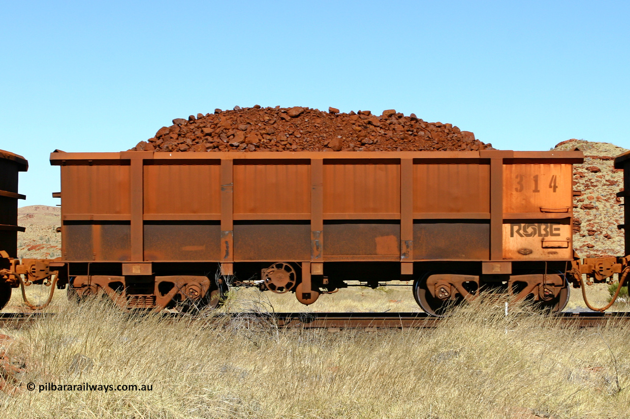 0314 060722 7509
Robe River ore waggon 314, built by Nippon Sharyo Nihon, handbrake side loaded view at the 78.8 km between Western Creek and Maitland on the Deepdale line. July 22, 2006.
Keywords: 314;Nippon-Sharyo-Nihon;Robe-ore-waggon;