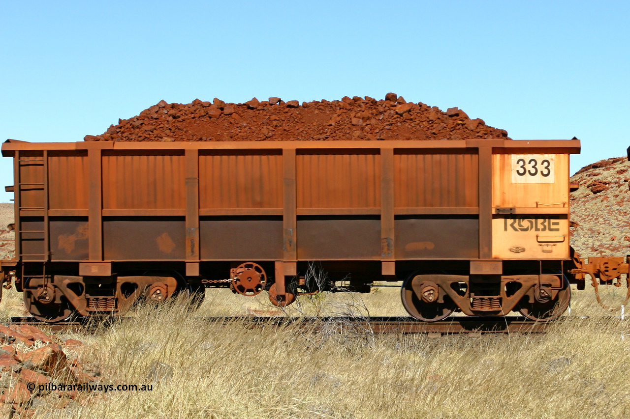 0333 060722 7531
Robe River ore waggon 333, built by Nippon Sharyo Nihon, handbrake side loaded view at the 78.8 km between Western Creek and Maitland on the Deepdale line. July 22, 2006.
Keywords: 333;Nippon-Sharyo-Nihon;Robe-ore-waggon;