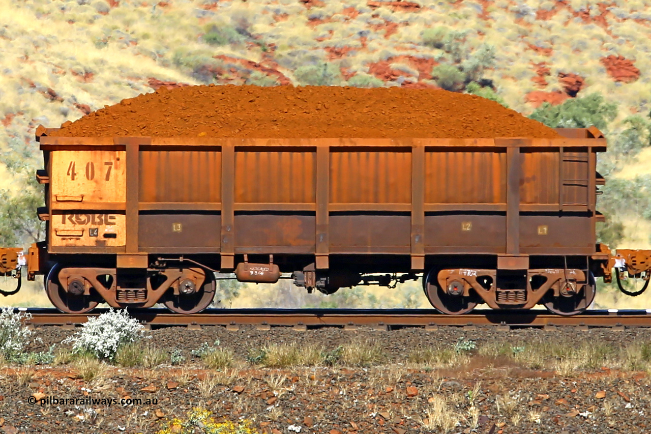0407 170728 09950
Robe River ore waggon 407, built by Tomlinson Steel WA, non-handbrake side loaded view at the 72 km, Western Creek on the Deepdale line. July 28, 2017.
Keywords: 407;Tomlinson-Steel-WA;Robe-ore-waggon;