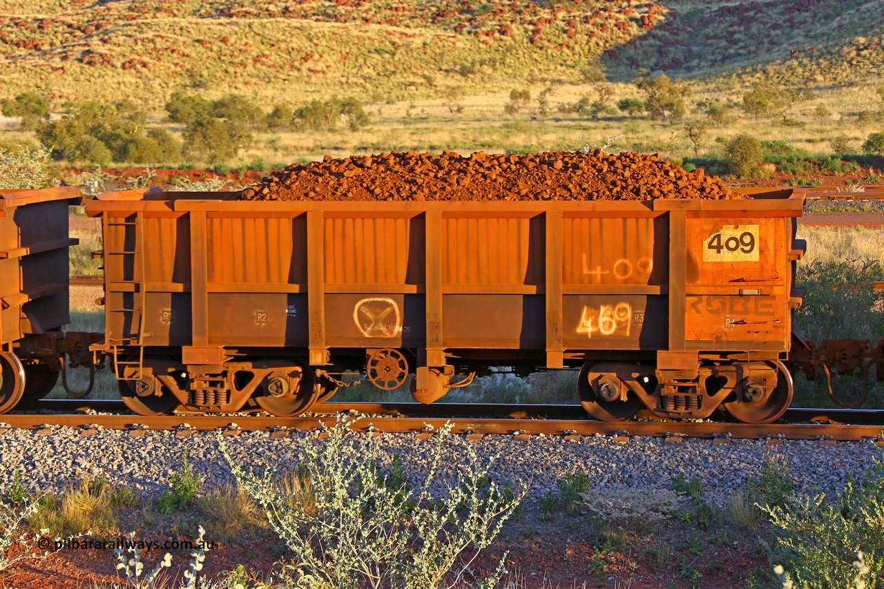 0409 170513 8702
Robe River ore waggon 409, built by Tomlinson Steel WA, handbrake side loaded view, Cape Lambert yard, May 13, 2017.
Keywords: 409;Tomlinson-Steel-WA;Robe-ore-waggon;