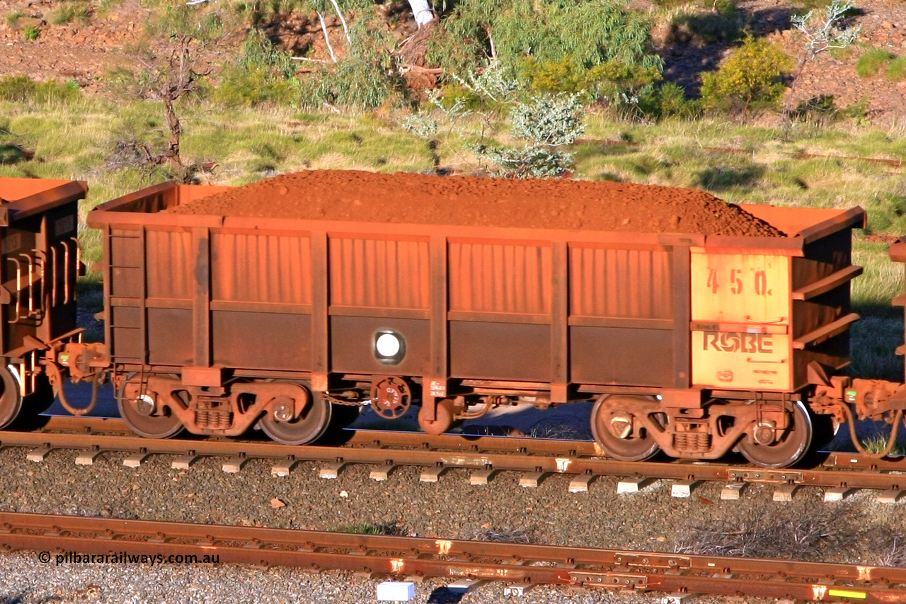 0450 110602 1634
Robe River ore waggon 450, built by Tomlinson Steel WA, rotary coupler end handbrake side loaded view at the 71 km, Western Creek on the Deepdale line. June 2, 2011.
Keywords: 450;Tomlinson-Steel-WA;Robe-ore-waggon;