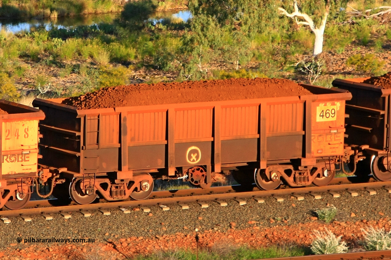 0469 110602 1600
Robe River ore waggon 469, built by Tomlinson Steel WA, fixed coupler handbrake side loaded view at the 71 km, Western Creek on the Deepdale line. June 2, 2011.
Keywords: 469;Tomlinson-Steel-WA;Robe-ore-waggon;