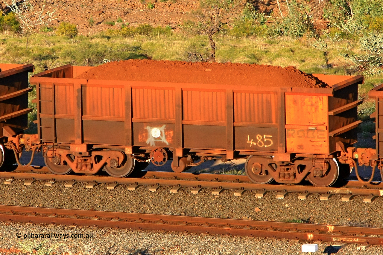 0485 110602 1680
Robe River ore waggon 485, built by Tomlinson Steel WA, rotary coupler end handbrake side loaded view at the 71 km, Western Creek on the Deepdale line. June 2, 2011.
Keywords: 485;Tomlinson-Steel-WA;Robe-ore-waggon;