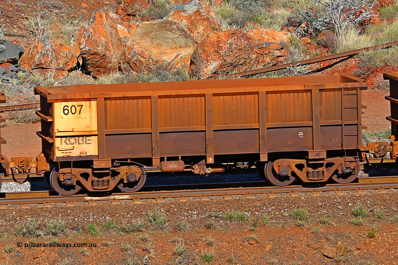 0607 180616 1728
Robe River ore waggon 607, built by Tomlinson Steel WA, rotary coupler end non-handbrake side empty view at the 38 km, Harding on the Cape Lambert line, June 16, 2018.
Keywords: 607;Tomlinson-Steel-WA;Robe-ore-waggon;