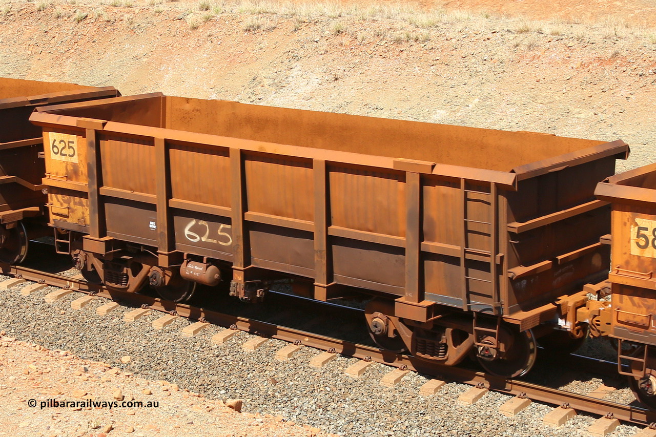 0625 160306 1358
Robe River ore waggon 625, built by Tomlinson Steel WA, fixed coupler non-handbrake side empty view at Greenpool on the Cape Lambert line. March 6, 2016.
Keywords: 625;Tomlinson-Steel-WA;Robe-ore-waggon;