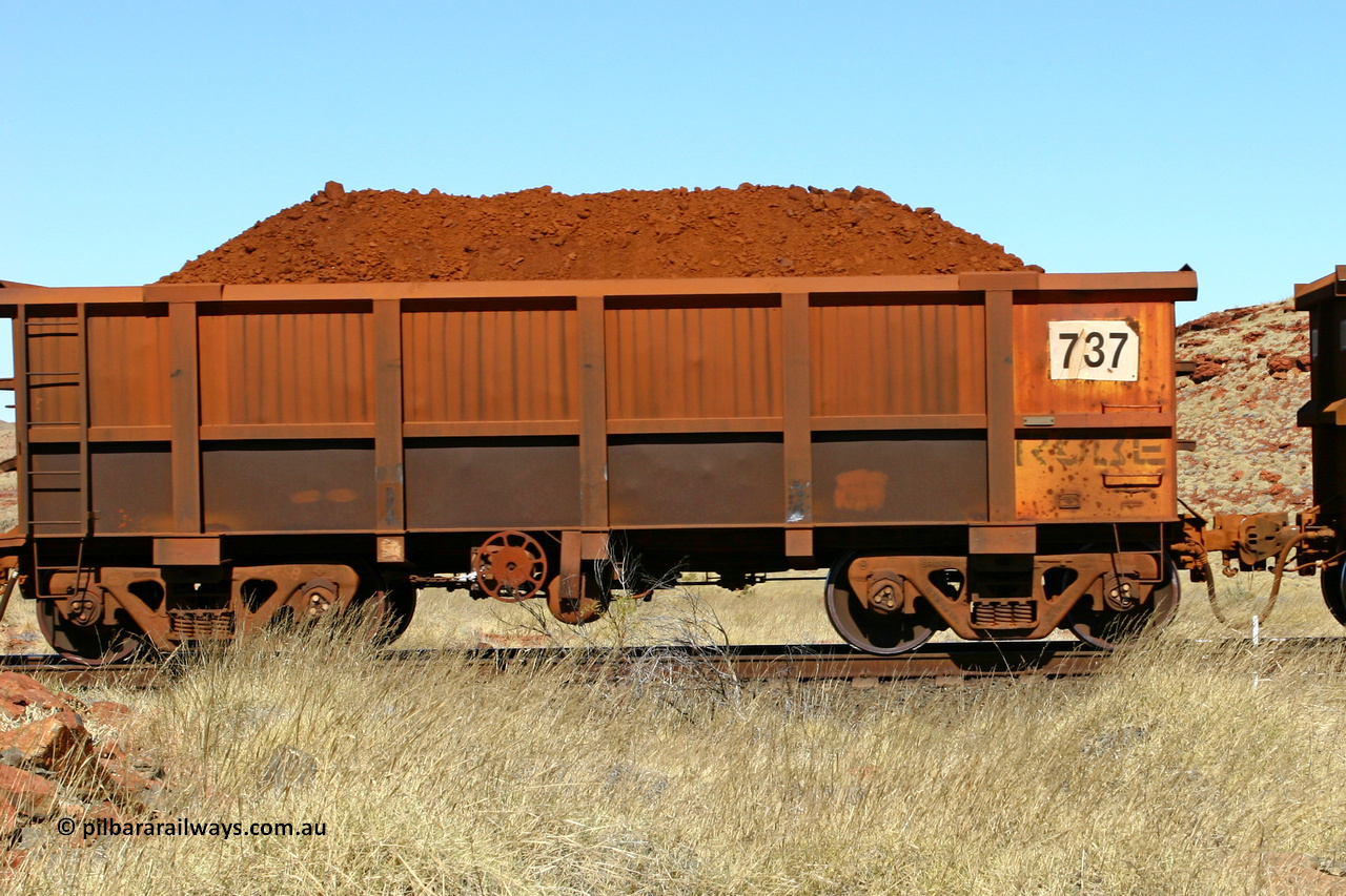 0737 060722 7486
Robe River ore waggon 737, built by Tomlinson Steel WA, handbrake side loaded view at the 78.8 km between Western Creek and Maitland on the Deepdale line. July 22, 2006.
Keywords: 737;Tomlinson-Steel-WA;Robe-ore-waggon;