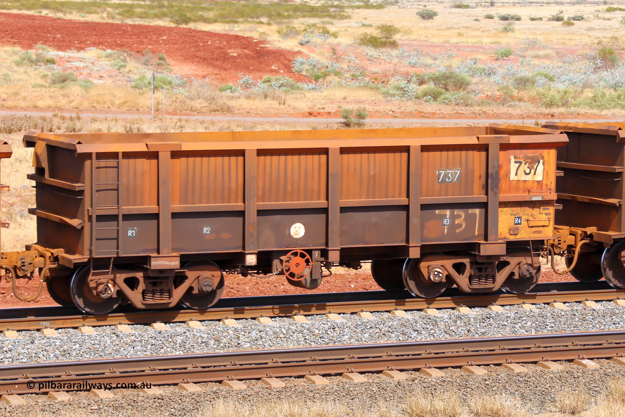 0737 141124 6800
Robe River ore waggon 737, built by Tomlinson Steel WA, fixed coupler handbrake side empty view at the 25 km at Arches Siding on the Cape Lambert line. November 24, 2014.
Keywords: 737;Tomlinson-Steel-WA;Robe-ore-waggon;