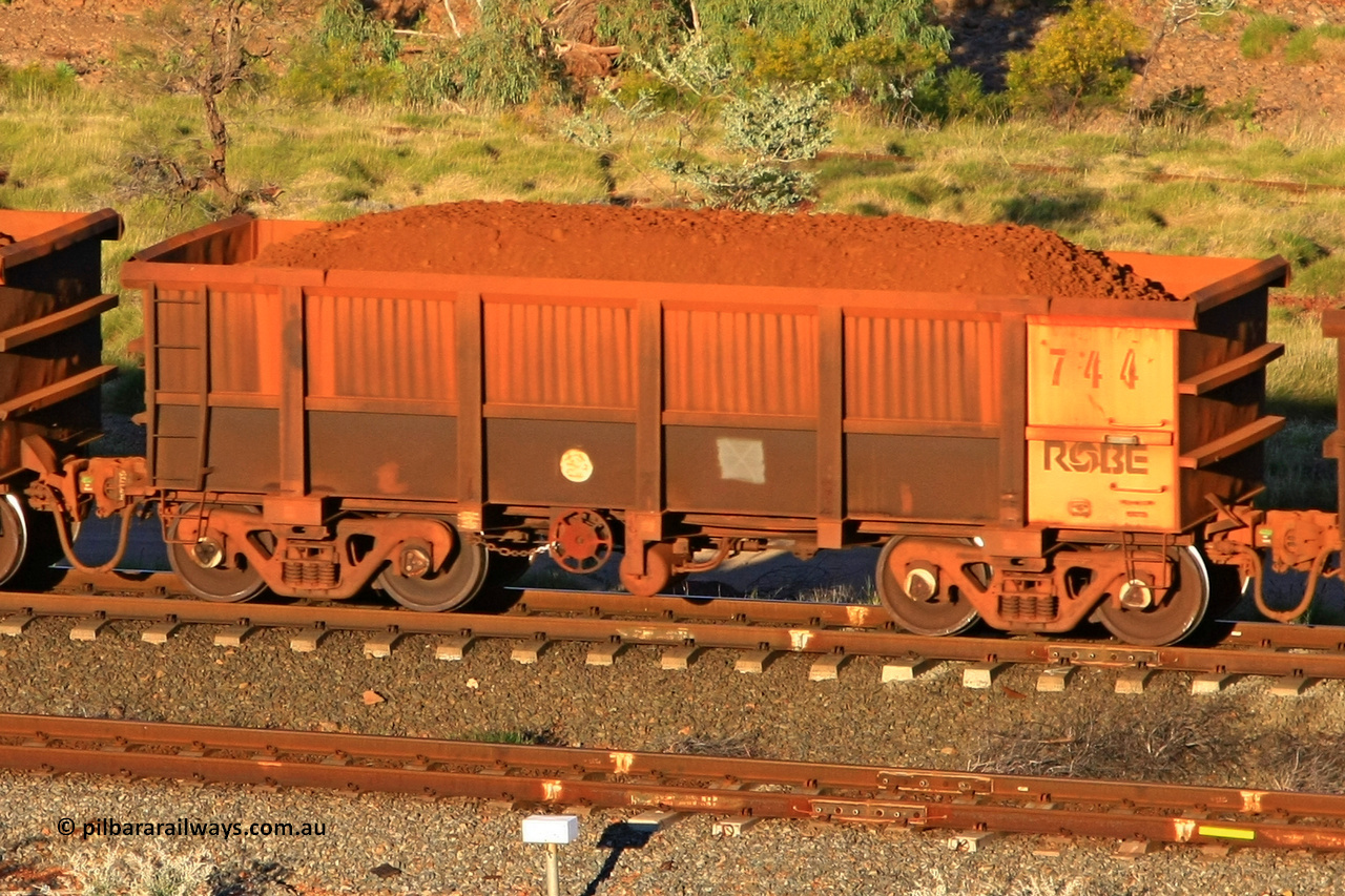 0744 110602 1632
Robe River ore waggon 744, built by Tomlinson Steel WA, rotary coupler end handbrake side loaded view at the 71 km, Western Creek on the Deepdale line. June 2, 2011.
Keywords: 744;Tomlinson-Steel-WA;Robe-ore-waggon;
