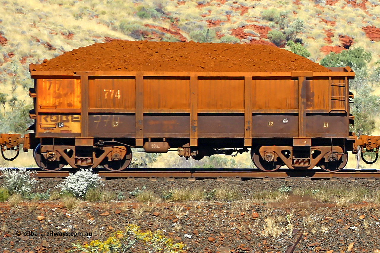 0774 170728 09944
Robe River ore waggon 774, built by Centurion Industries WA, non-handbrake side loaded view at the 72 km, Western Creek on the Deepdale line. July 28, 2017.
Keywords: 774;Centurion-Industries-WA;Robe-ore-waggon;