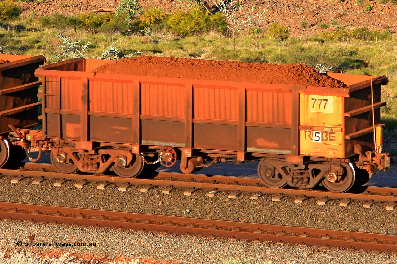 0777 110602 1748
Robe River ore waggon 777, built by Centurion Industries WA, rotary coupler end handbrake side loaded, end of train view at the 71 km, Western Creek on the Deepdale line. June 2, 2011.
Keywords: 777;Centurion-Industries-WA;Robe-ore-waggon;