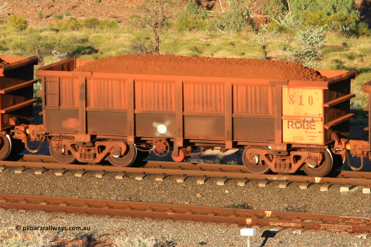 0810 110602 1612
Robe River ore waggon 810, built by Centurion Industries WA, rotary coupler end handbrake side loaded view at the 71 km, Western Creek on the Deepdale line. June 2, 2011.
Keywords: 810;Centurion-Industries-WA;Robe-ore-waggon;