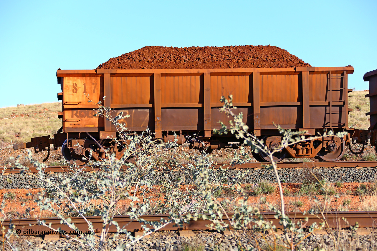 0817 180616 1675
Robe River ore waggon 817, built by Centurion Industries WA, non-handbrake side loaded view with the pulled coupler from 425 at the 33.7 km, Arches on the Cape Lambert line, June 16, 2018.
Keywords: 817;Centurion-Industries-WA;Robe-ore-waggon;