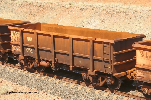 0087 160306 1314
Robe River ore waggon 087, built by Nippon Sharyo Nihon, fixed coupler non-handbrake side empty view at Greenpool on the Cape Lambert line. March 6, 2016.
Keywords: 087;Nippon-Sharyo-Nihon;Robe-ore-waggon;