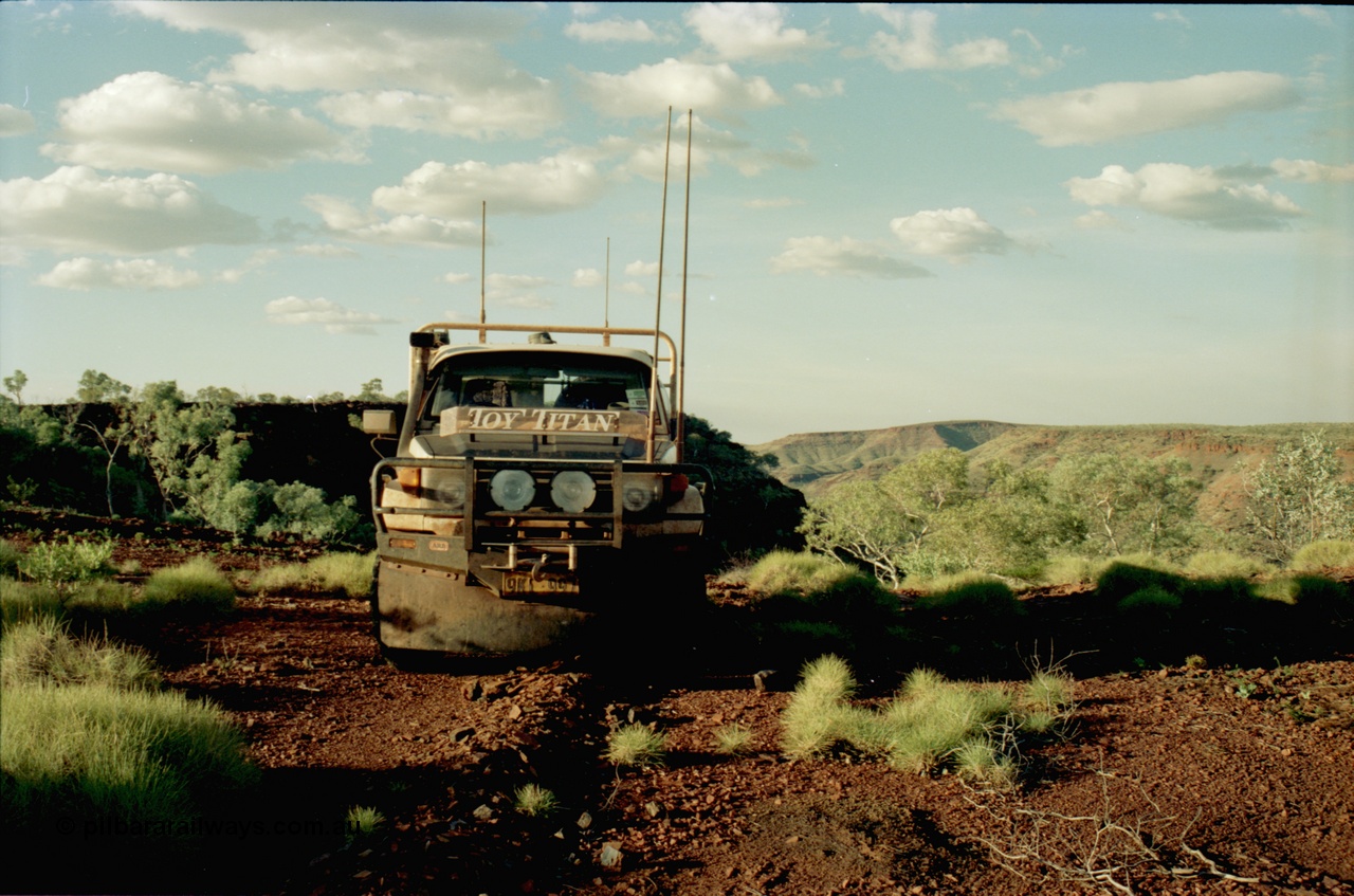195-13
Wittenoom, top of Bee Gorge looking north, Toyota HJ75 Landcruiser.
