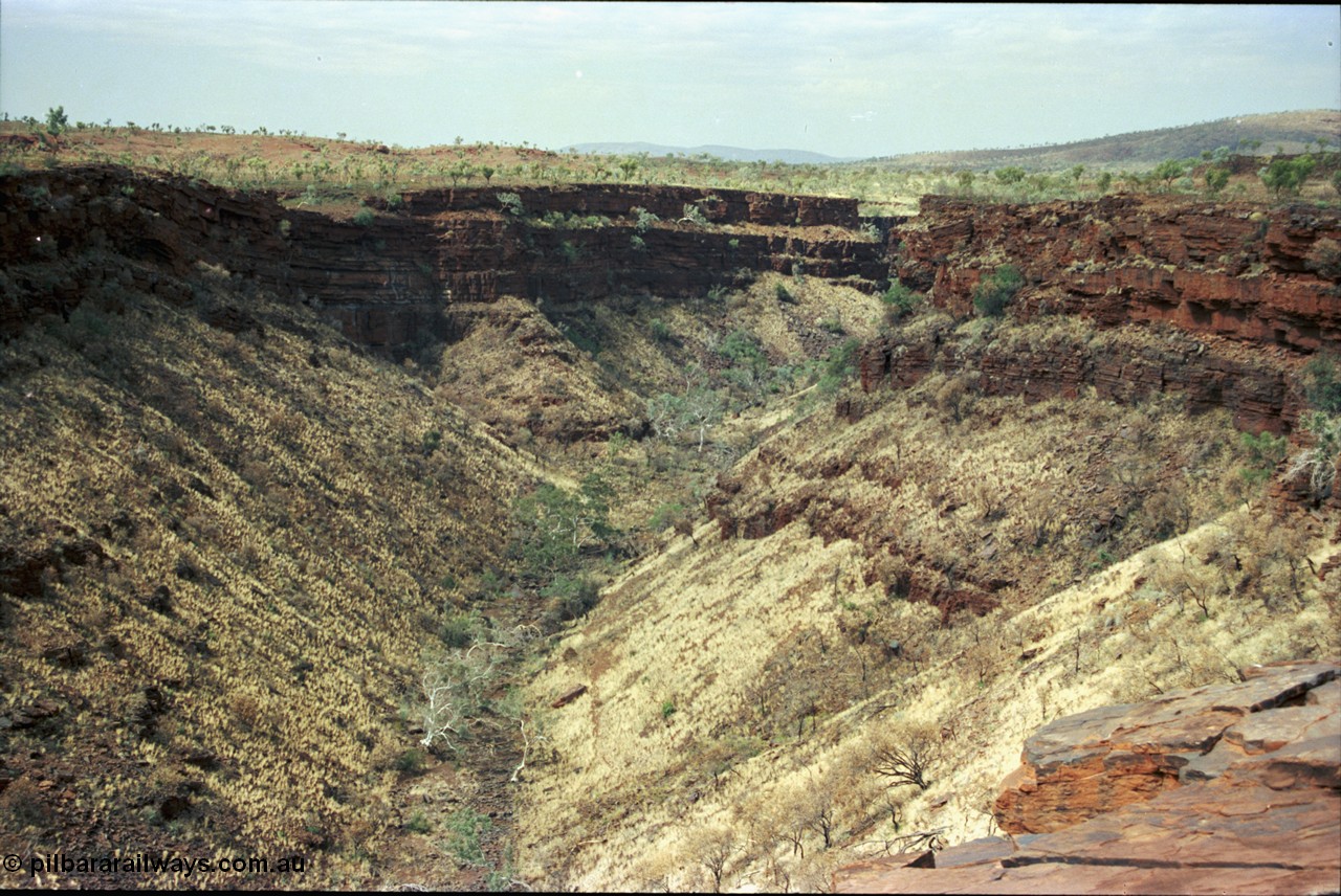 205-19
Wittenoom, upper reaches of Bee Gorge, landscape views.
