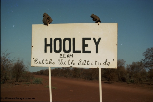 205-05
Hooley Station front gate turn off sign, Roebourne - Wittenoom Road, 22 km, 'Cattle With Altitude'.

