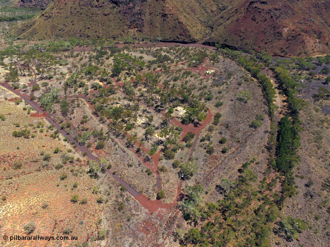 160101 DJI 0019
Wittenoom Gorge, view from above looking north over the former settlement, tailings from East Gorge visible on the right and Club Pool where the tree line ends in the middle. [url=https://goo.gl/maps/QjvaE8KCHGNmbpAo9]Geodata[/url].
