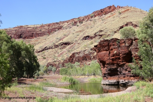 160102 9814
Wittenoom Gorge, Town Pool in Joffre Creek just south of the Colonial Mine. [url=https://goo.gl/maps/AutgczJup1oceeSa9]Geodata[/url].
