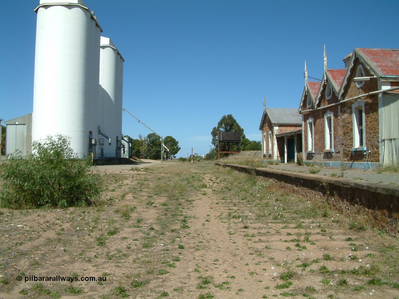 030403 132556
Eudunda railway station yard looking south, track removed, silo complex, elevated water tank and station building. [url=https://goo.gl/maps/bgccZPhjRwP2]GeoData[/url].

