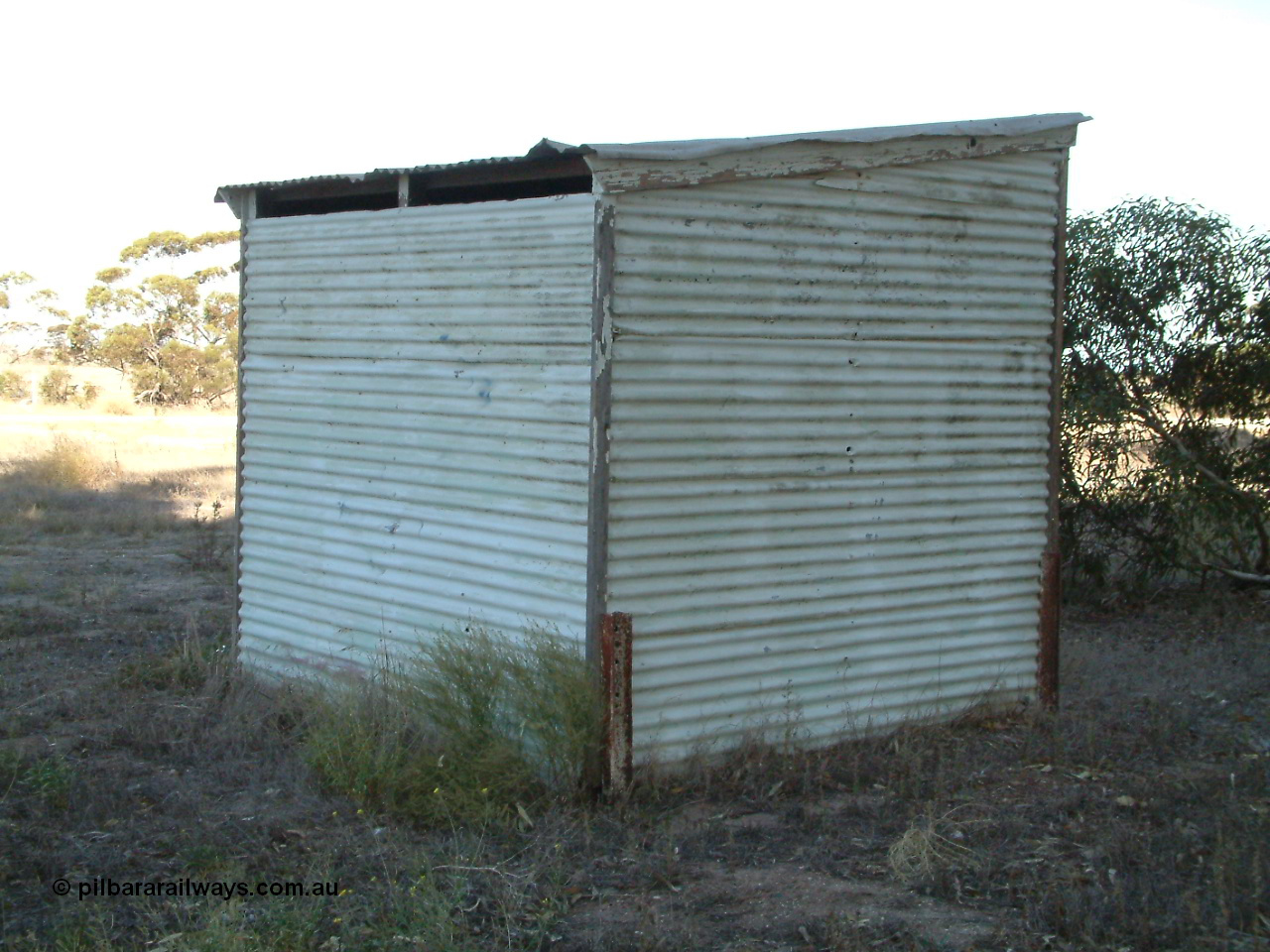 030405 154839
Lock, rear view of corrugated iron building located across the tracks opposite the silos, 5th April 2003.
