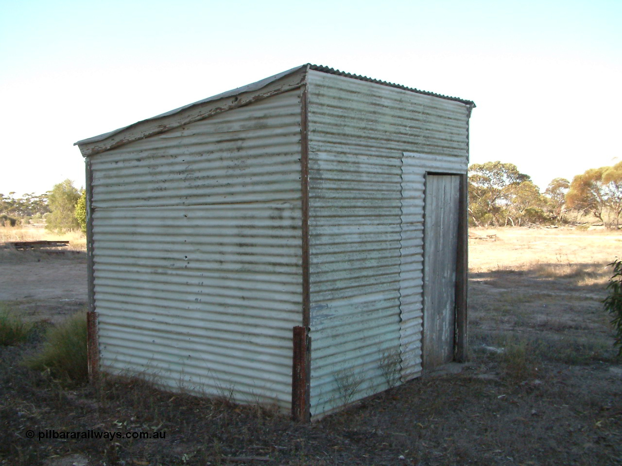 030405 154855
Lock, front view of corrugated iron building located across the tracks opposite the silos, 5th April 2003.
