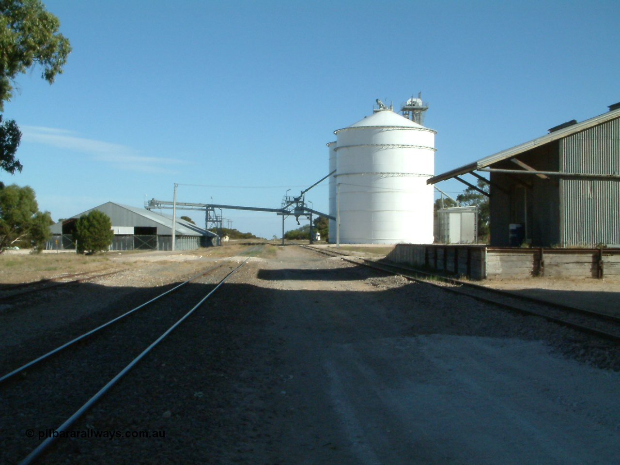 030405 155516
Lock, yard overview looking south along the mainline, horizontal grain shed with siding on the left, Ascom style silo complex Block 5 with outflow spout on the right with goods shed and platform also visible. 5th April 2003.
