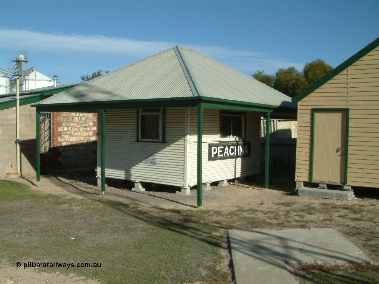 030405 160954
Lock and District Historical Museum, former railway station portable office building with original Peachna station sign, 5th April 2003.
