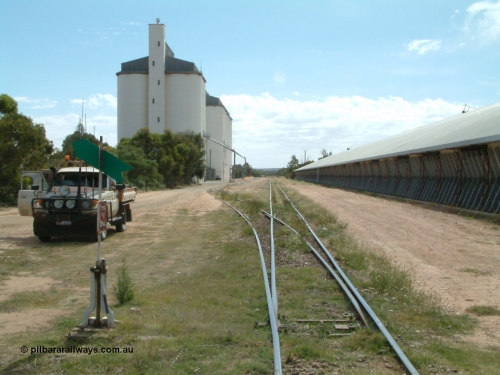 030405 133604
Wudinna, yard overview looking north from the southern end with the siding points and point lever and indicator, SACBH silo complexes on the left and grain shed on the right. 5th April 2003.
