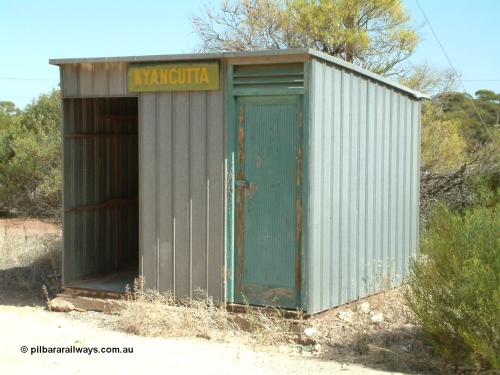 030405 140038
Kyancutta, station located at the 203.1 km and originally opened in March 1916, train control cabin and waiting room - shelter with station name board, April 5, 2003.
