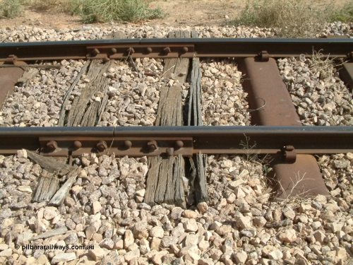 030405 140236
Kyancutta, track view of timber and steel sleepers with bolted rail joins, and a 10 km/h speed restriction, April 5, 2003.
