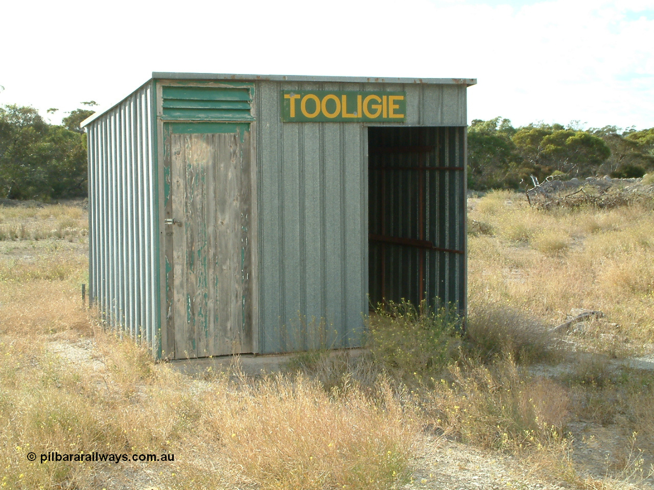030406 084217
Tooligie, station located at the 113.4 km, originally opened May 1913, train control cabin and waiting room - shelter with station name board, 6th April 2003.
