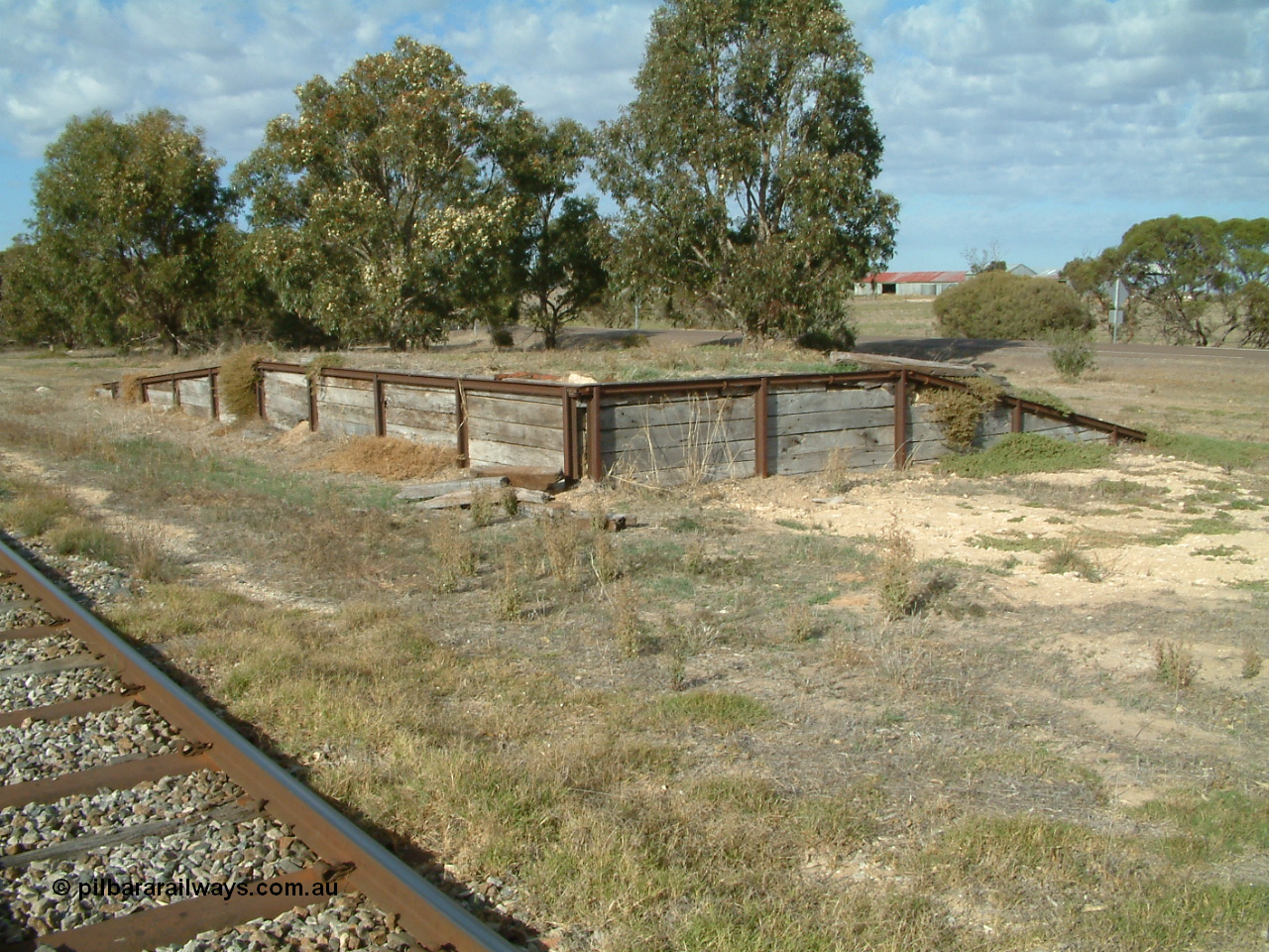 030406 090159
Karkoo, station located at 93.6 km, originally opened February 1914 and closed in August 1980, this former loading ramp being all that remains today, 6th April 2003.
