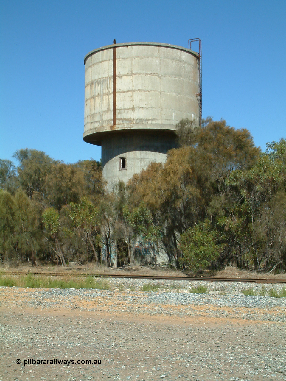 030406 110118
Coomunga, 227,000 litre concrete overhead water storage tank survives from circa 1936. 6th April 2003.
