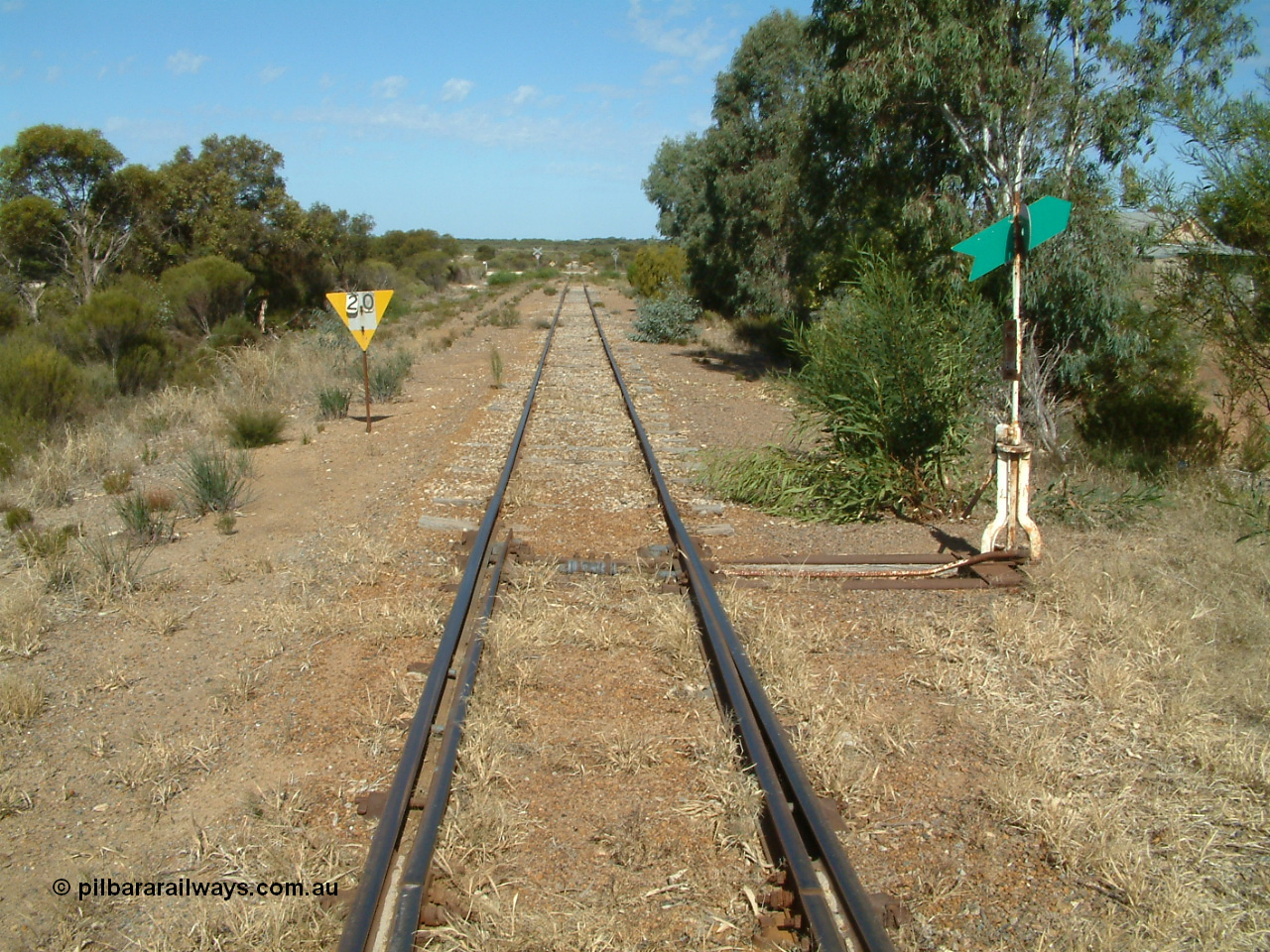 030406 142610
Kapinnie, track view looking east towards Yeelanna from the eastern end yard points with grade crossing and 20 km/h speed board. 6th April 2003.
