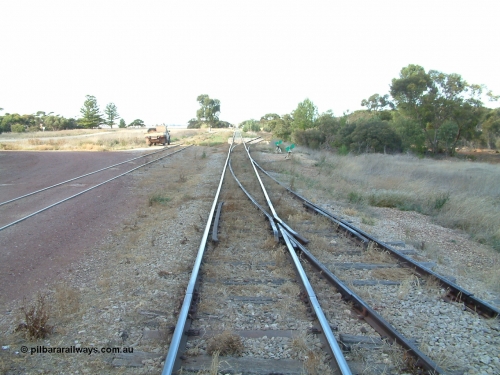 030406 092548
Yeelanna, yard view looking south along the mainline, with points and converging track from the station siding visible on the right, and the points, lever and indicator for the diverging line to Kapinnie and former Mount Hope branch curving to the right. 6th April 2003.
