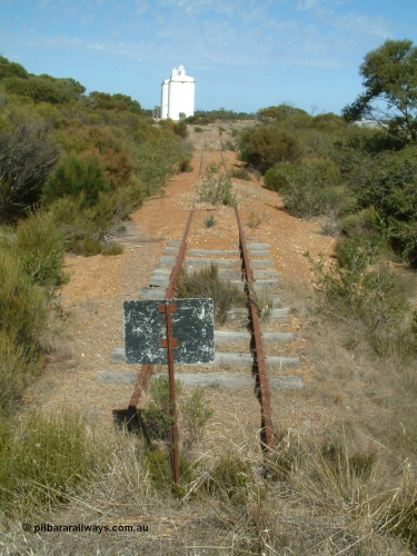 030406 141408
Kapinnie, end of the line, looking from the terminus of the former continuation for the Mount Hope line back towards Kapinnie. 6th April 2003.
