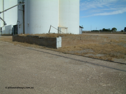 030406 142210
Kapinnie, yard view of former goods shed, loading ramp, concrete silo complex beside it. 6th April 2003.
