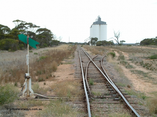 030407 085902
Yaninee, station yard overview looking south for the north end, concrete SACBH silo complexes, points, lever and indicator, train control booth and shelter visible on the left. 7th April, 2003.
